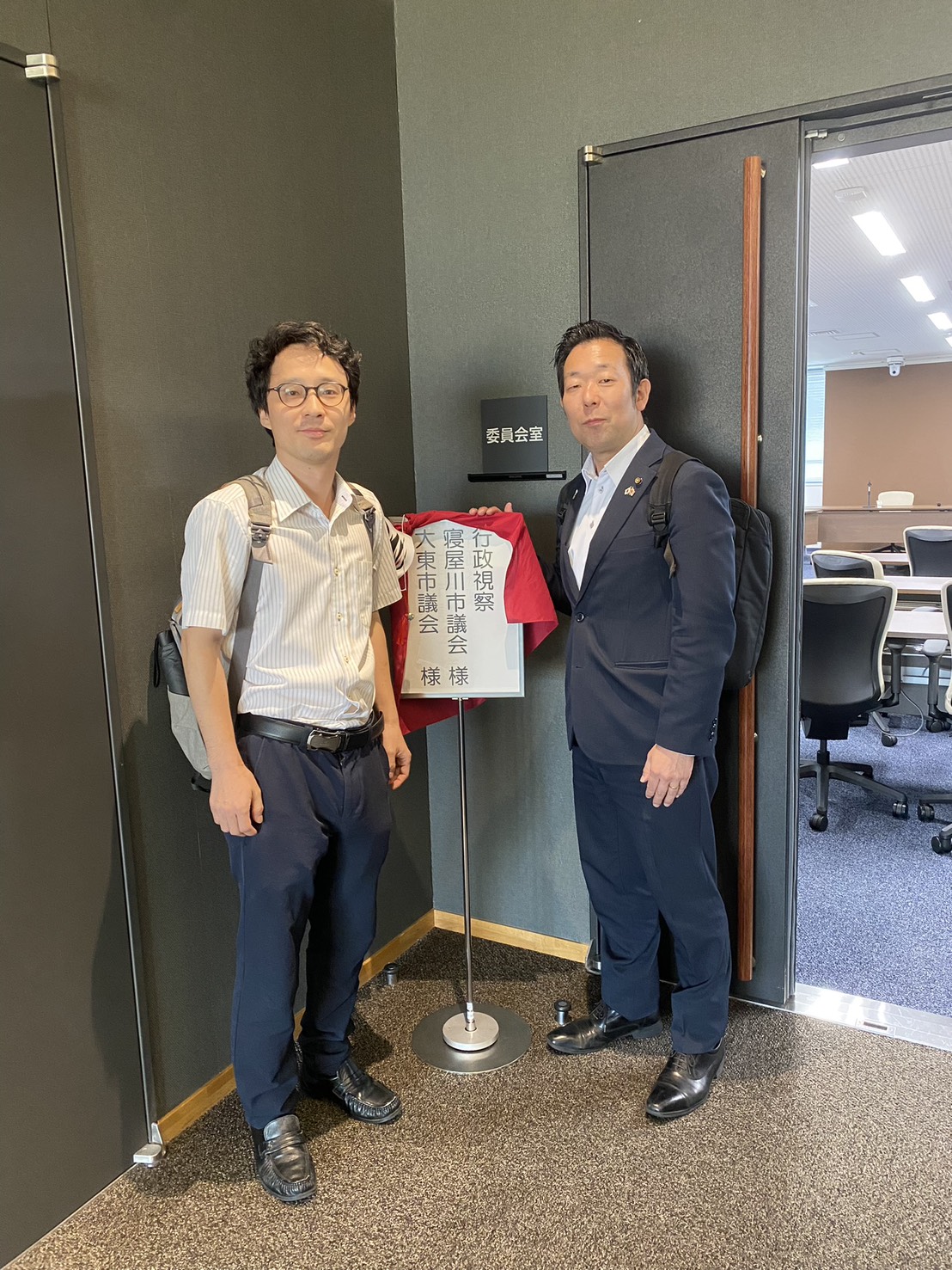 和泉市行政視察の委員会室前での写真